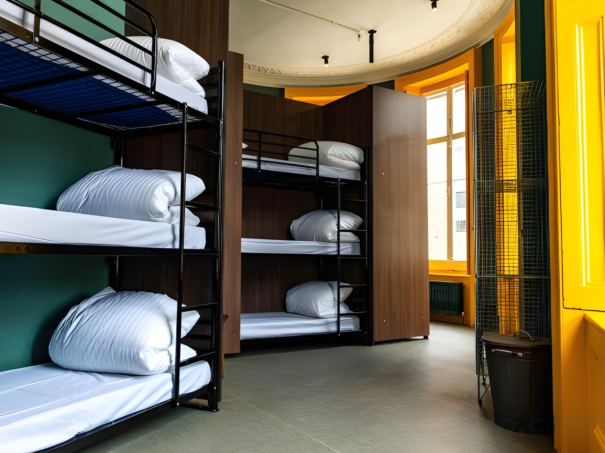 MIXED DORM, 9 BEDS, SHARED BATHROOM