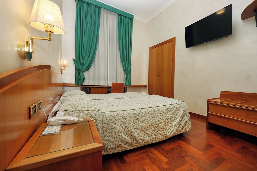 Hotel Corot 5/33