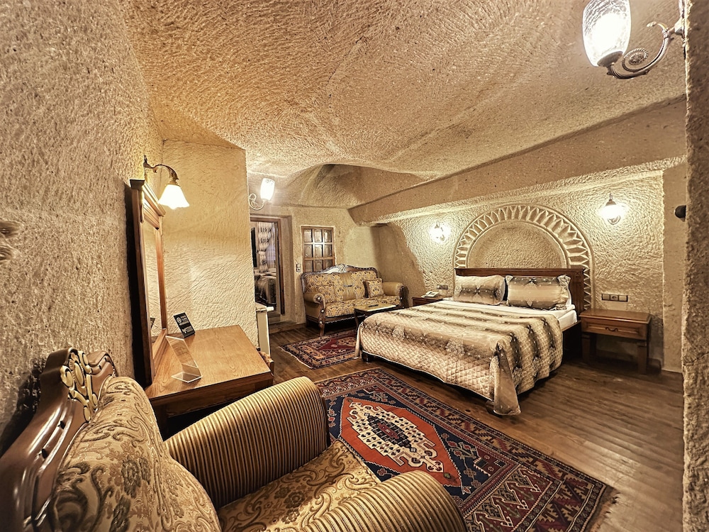 CAVE, FAMILY, SUITE