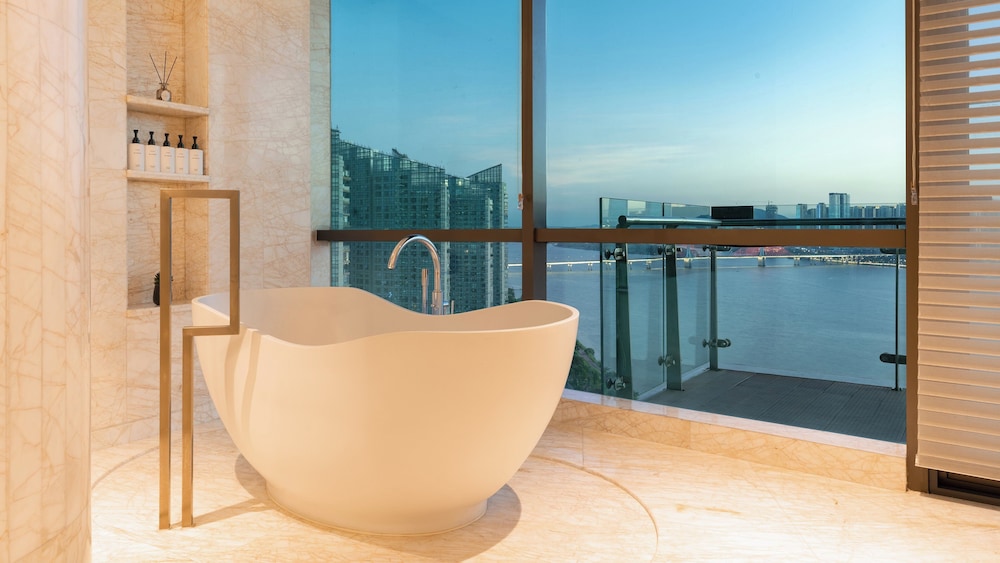 غرفة كلاسيكية بسرير كينج بإطلالة على النهر بشرفة، Intercontinental Changsha 5/5