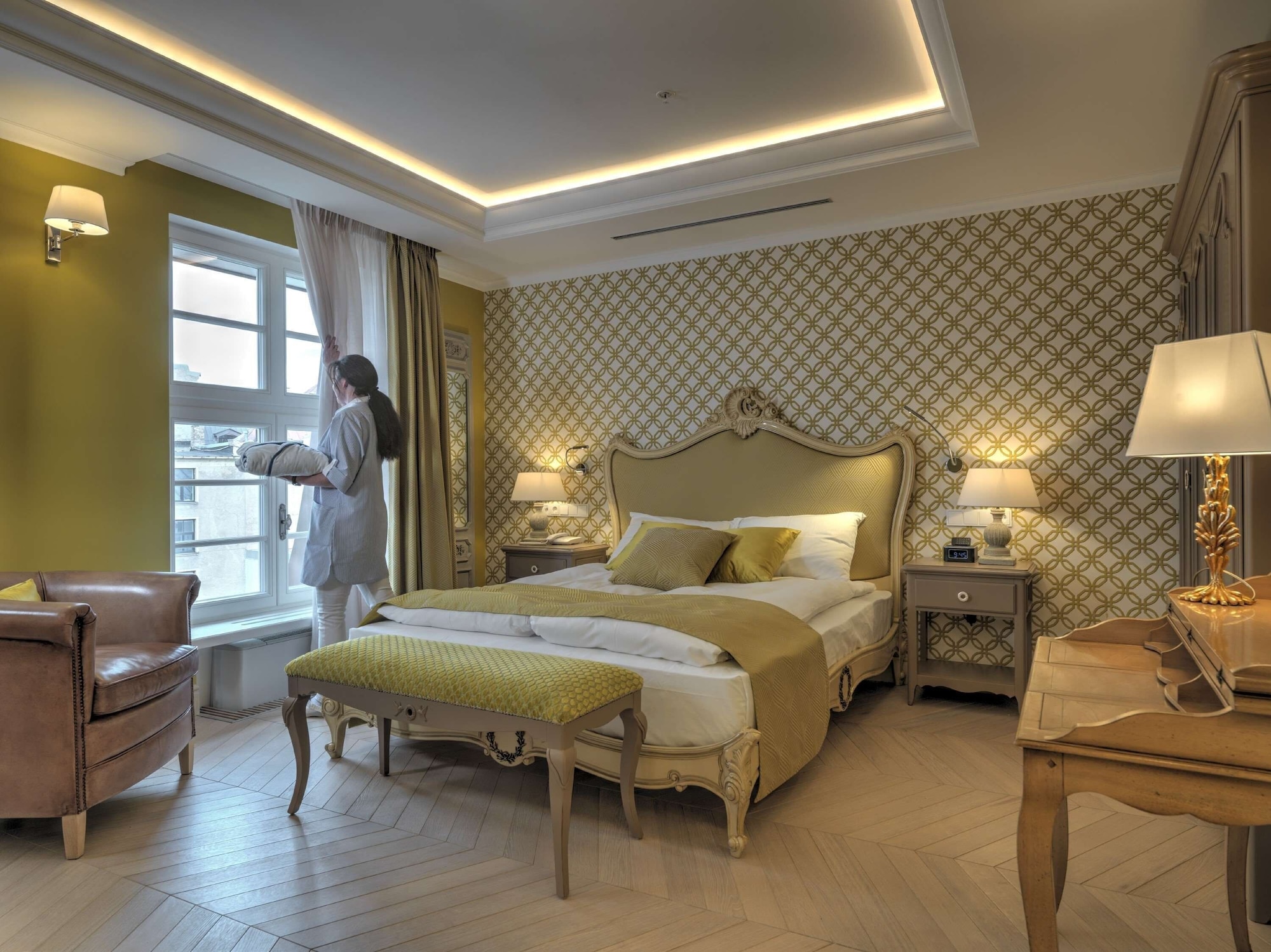 LUXURY, SUITE, QUEEN BED, CITY VIEW, SOFA