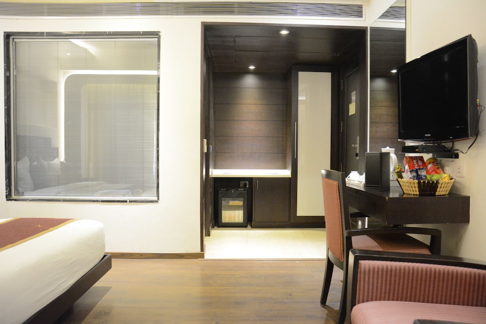 Godwin Deluxe Hotel 31/64