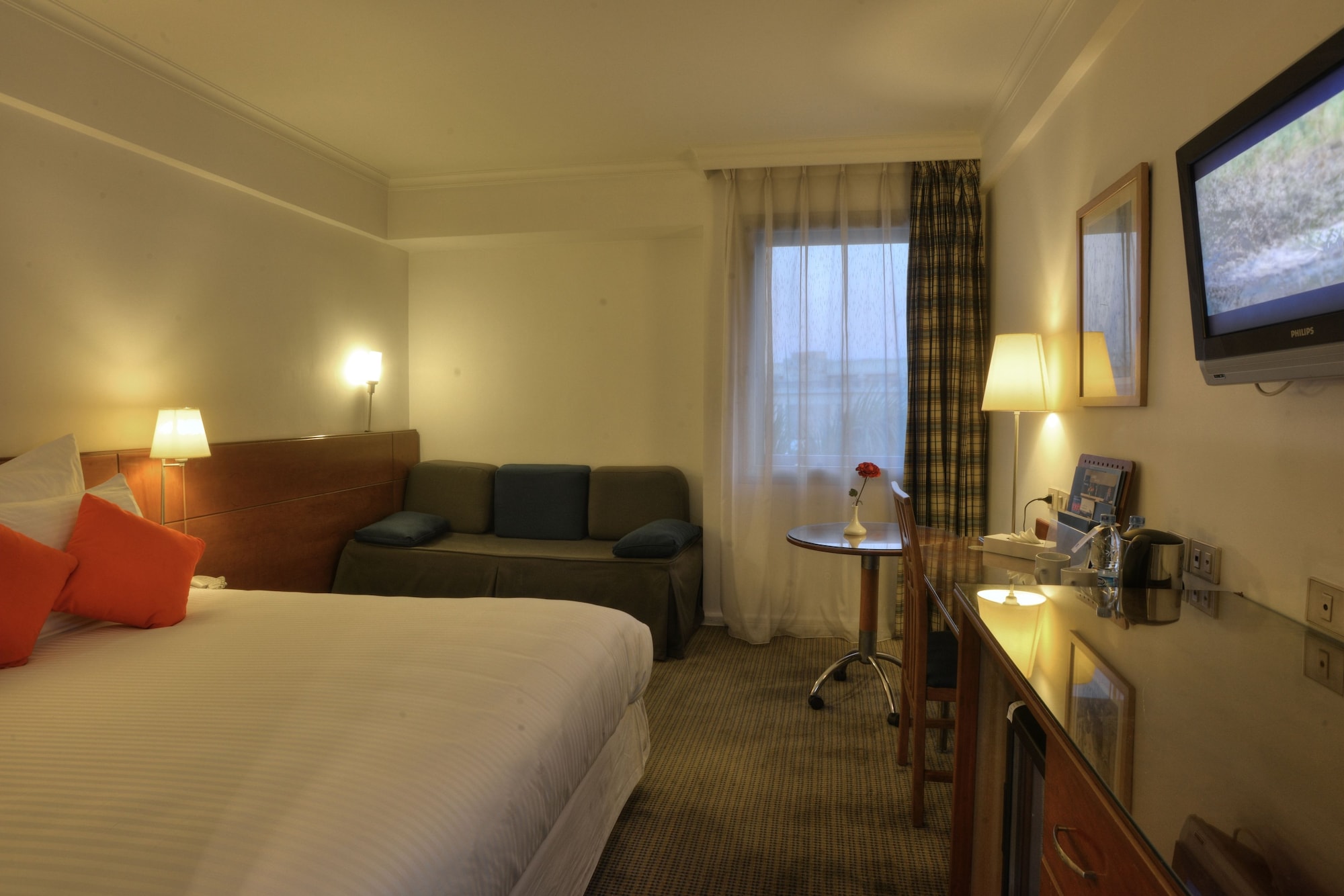 غرفة قياسية بسرير مزدوج مع أريكة، Novotel Cairo Airport 2/10