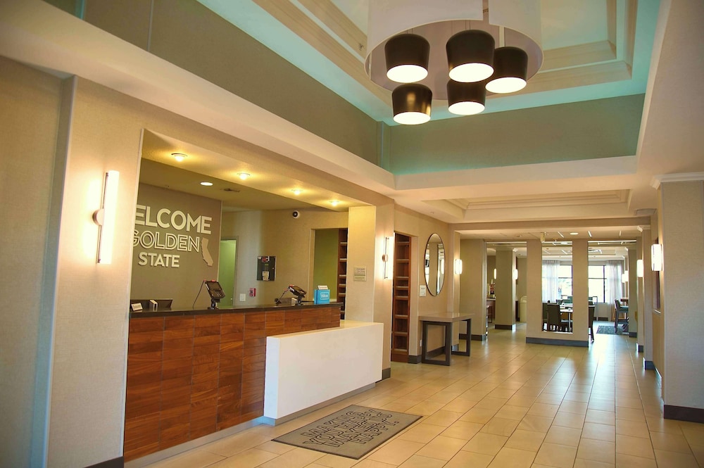 Lobby at Hampton Inn & Suites Cathedral City, CATHEDRAL CITY - CA