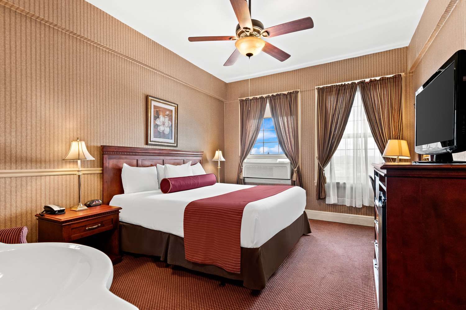 جناح بسرير كينج مع أريكة بمنطقة جلوس، Genetti Hotel SureStay Collection By Best Western 3/5