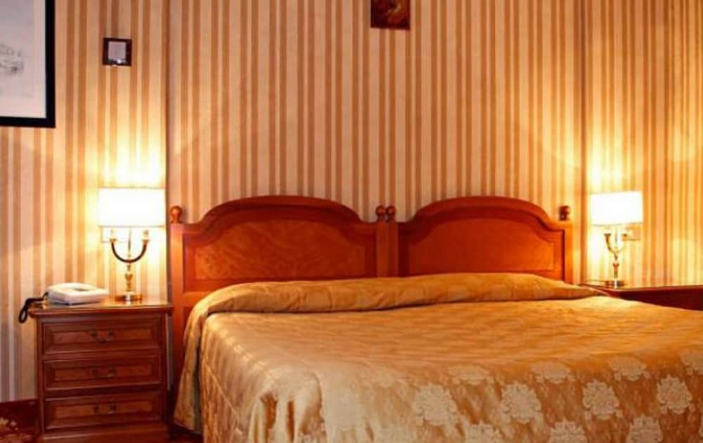 Hotel Eliseo 18/35