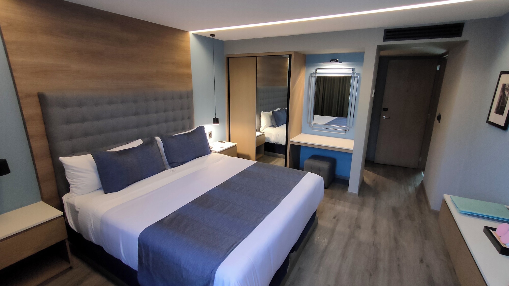 TOP, SUITE, KING BED