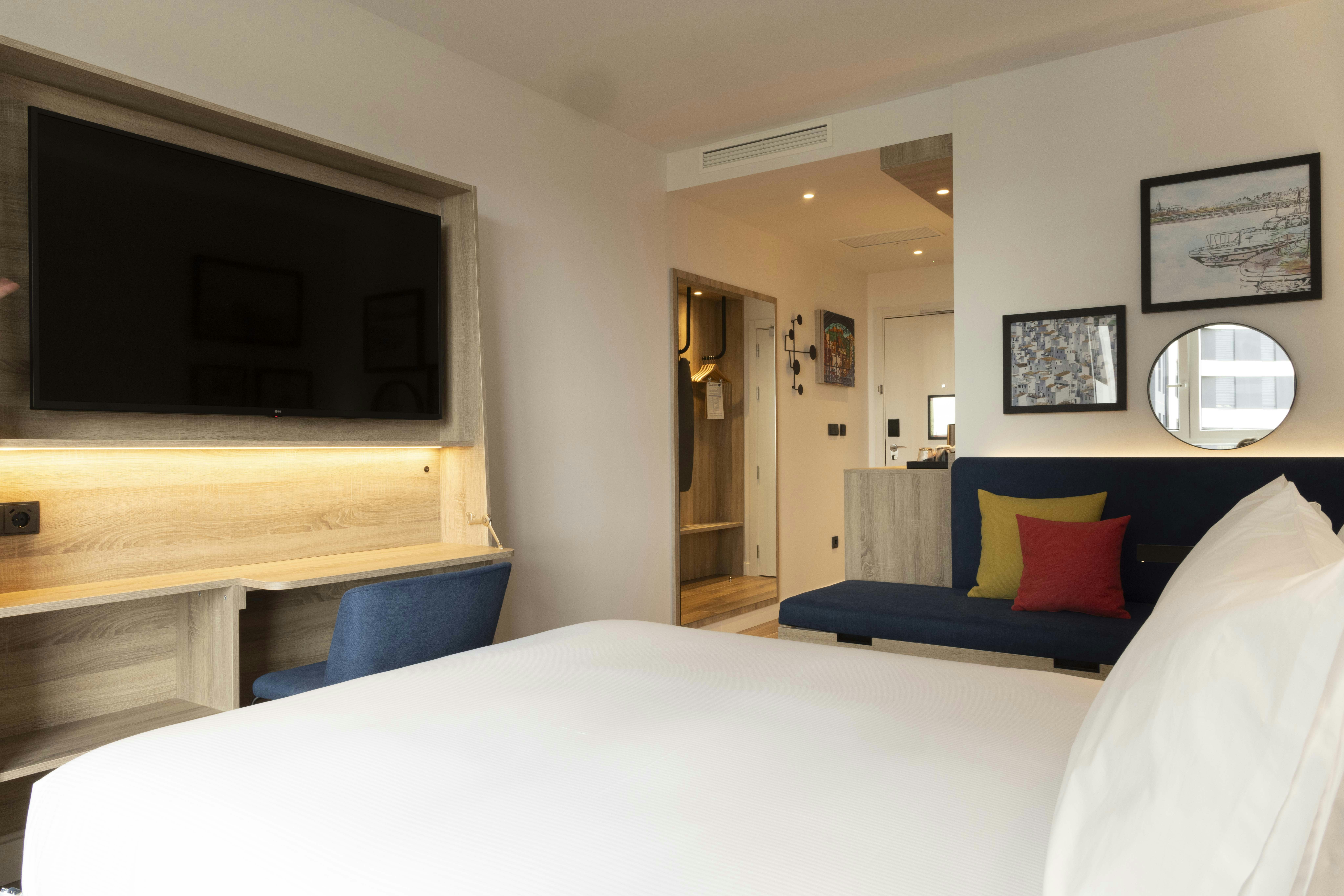 ROOM, QUEEN BED, SOFA