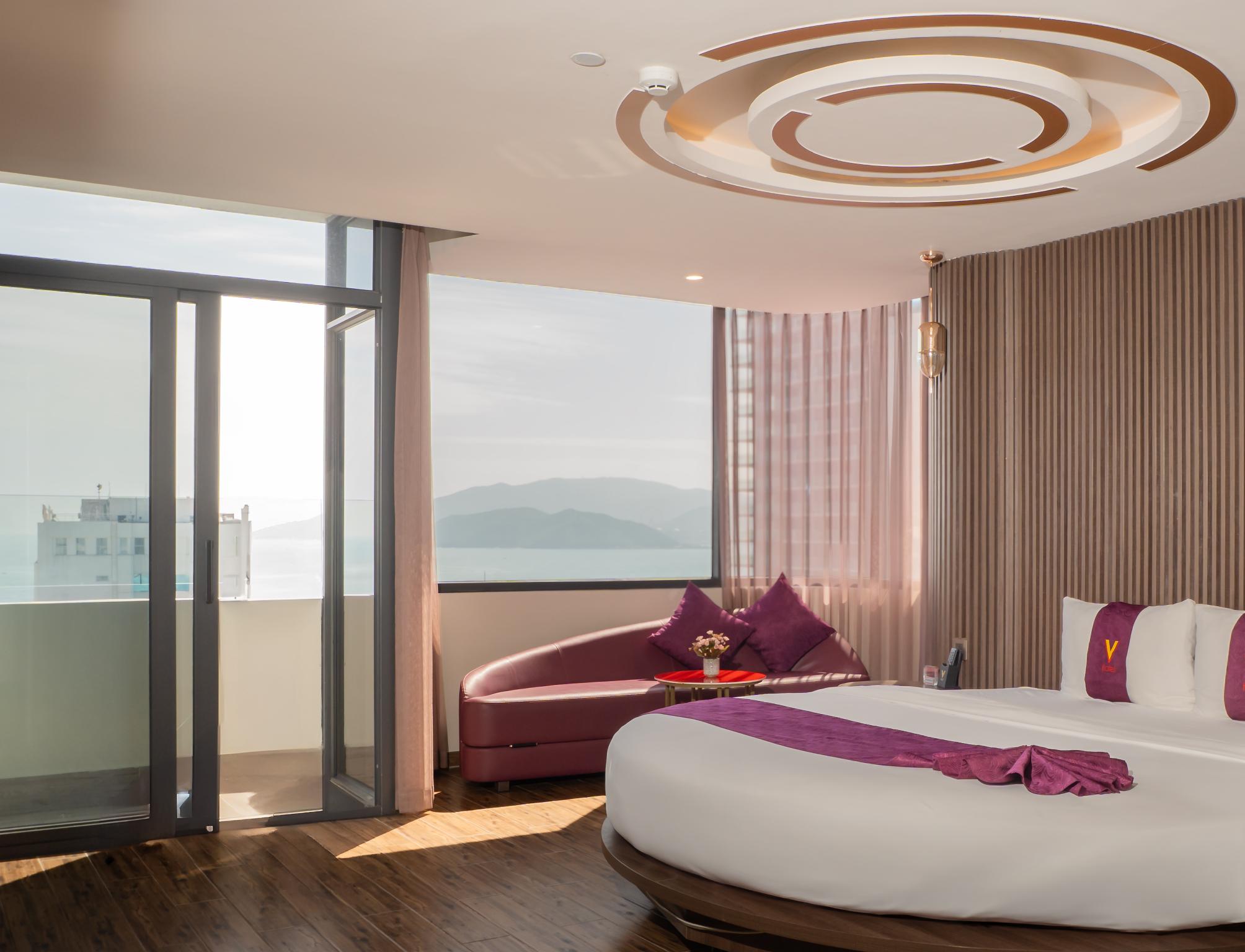غرفة بريميير تنفيذية بسرير كينج، V Hotel Nha Trang 2/2