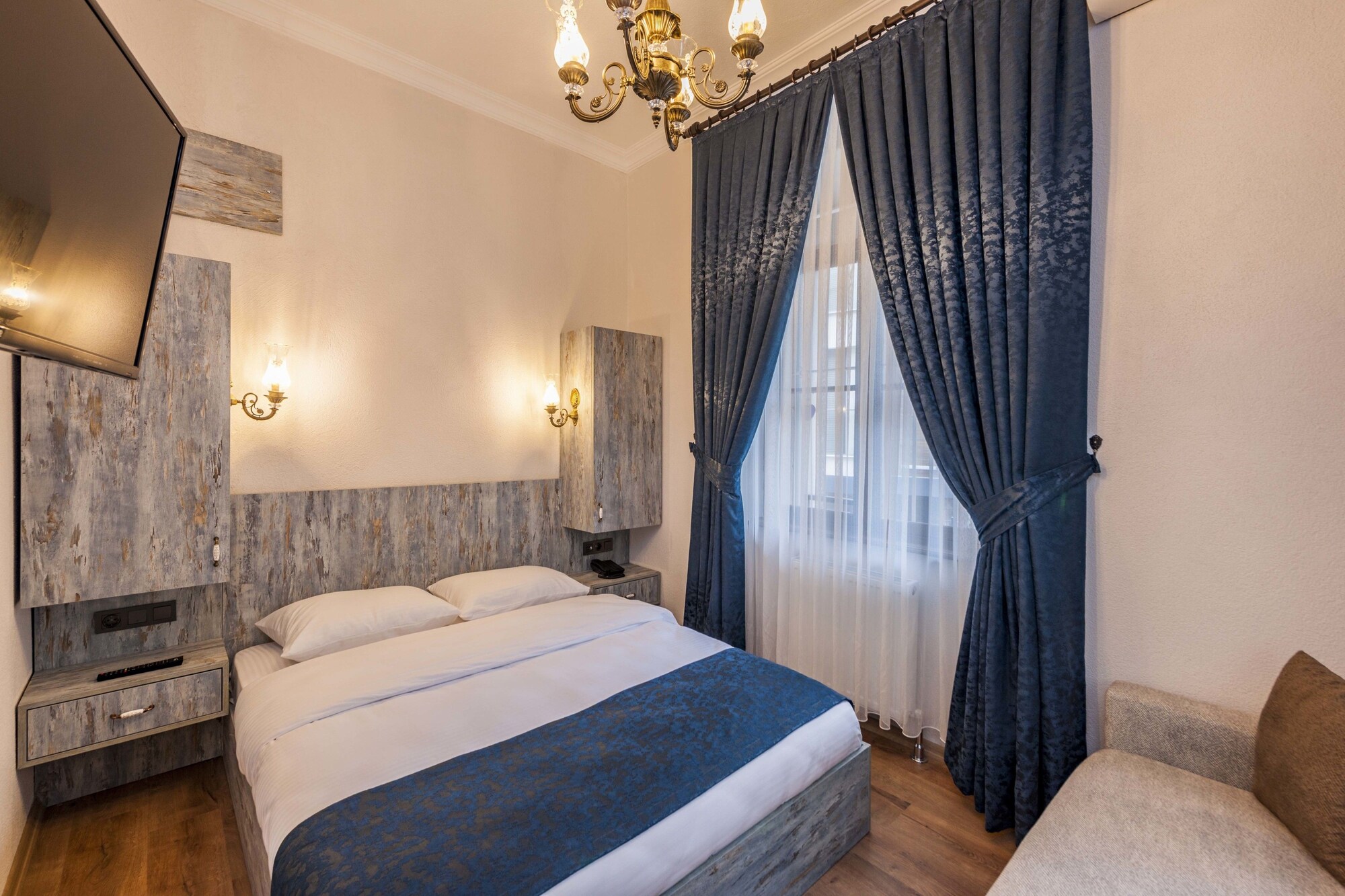 CLASSIC, STUDIO, QUEEN BED, SOFA