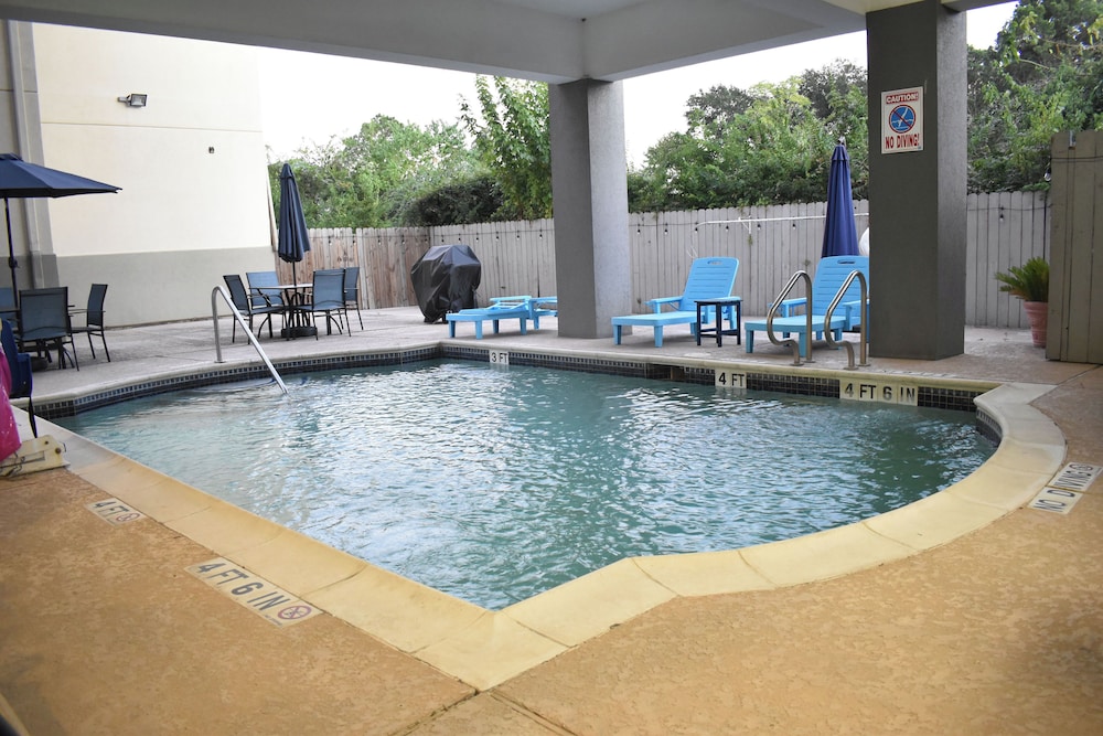 Sonesta Essential IAH Airport JFK Boulevard 50/53
