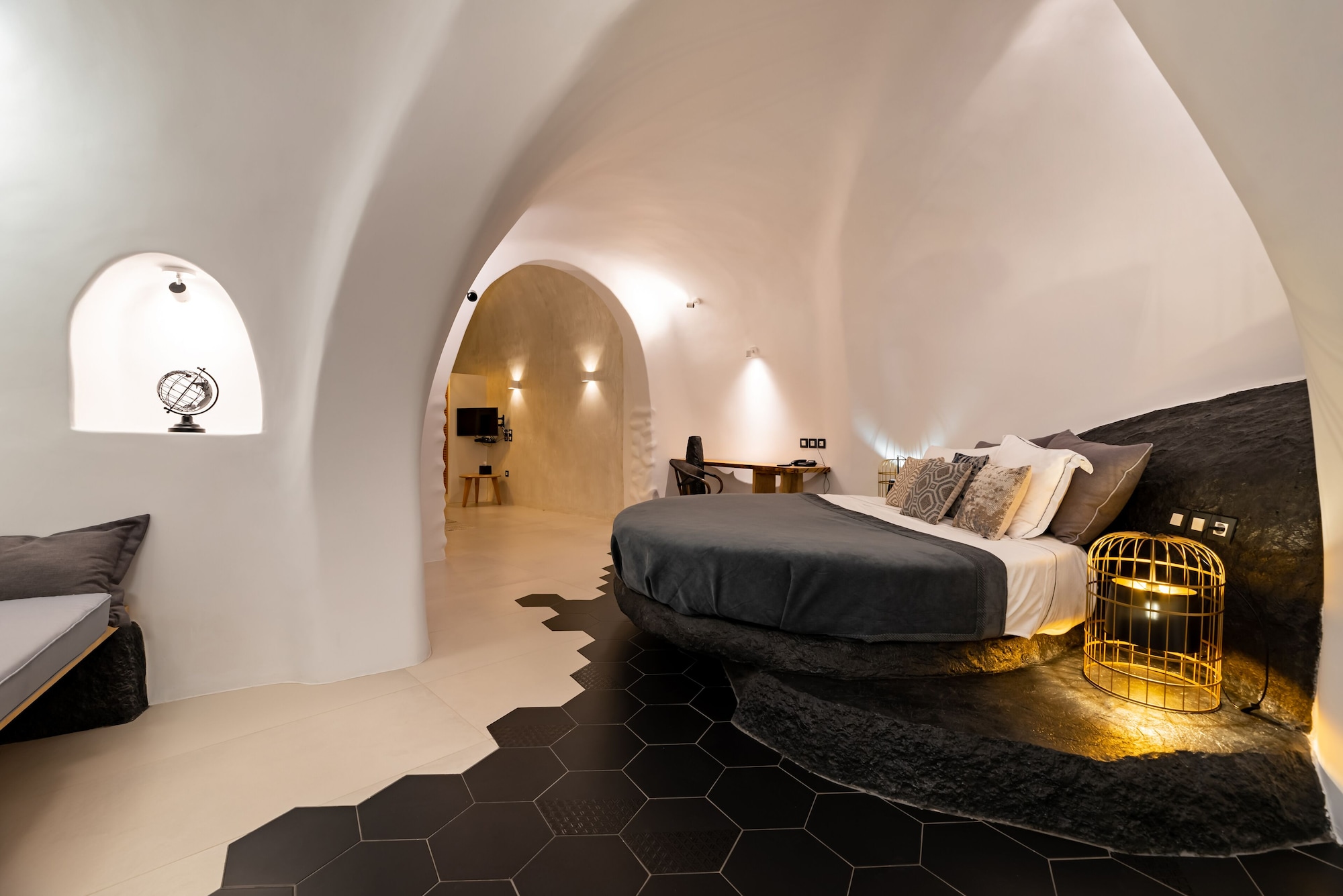 Elegant, Suite, King Bed, Sofa, Indoor Jetted Tub، Day Dream Luxury Suites 2/2