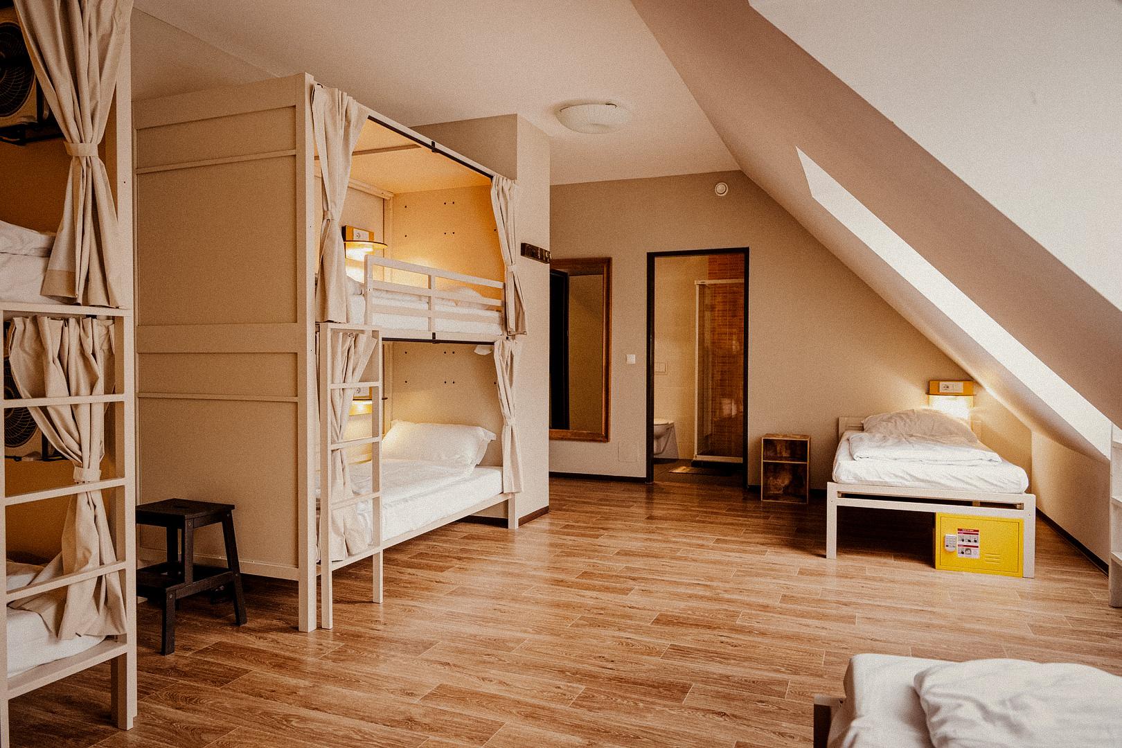 Private, Mixed Dorm, 8 Beds