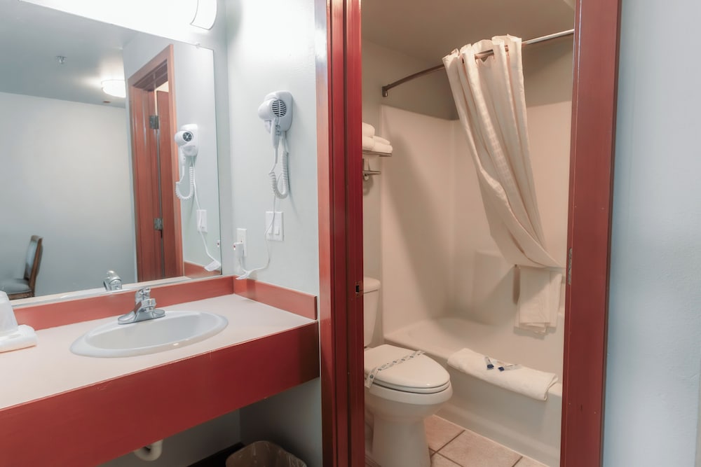 Bay City Motor Inn 66/67