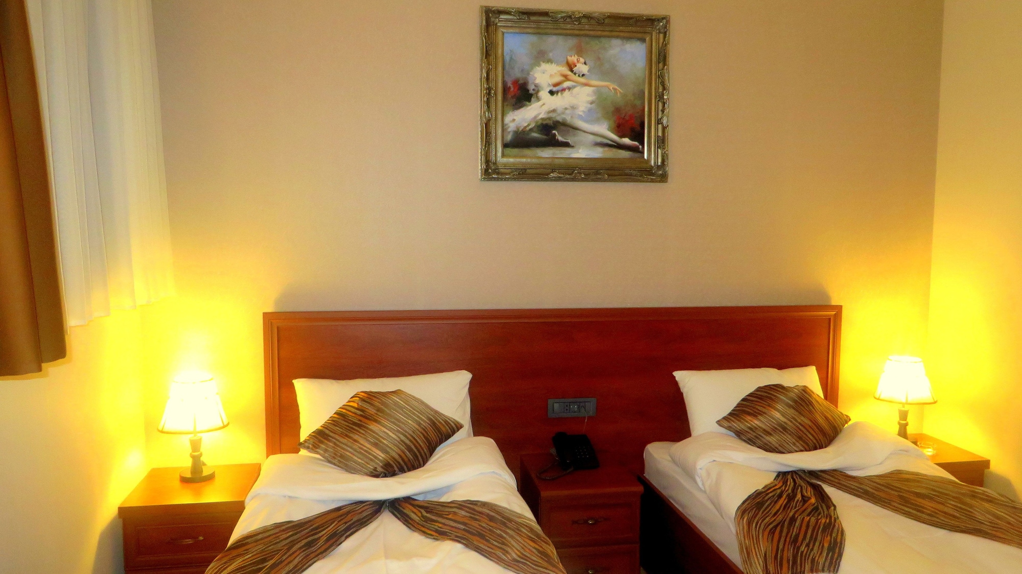STANDARD, TWIN BEDS, CITY VIEW