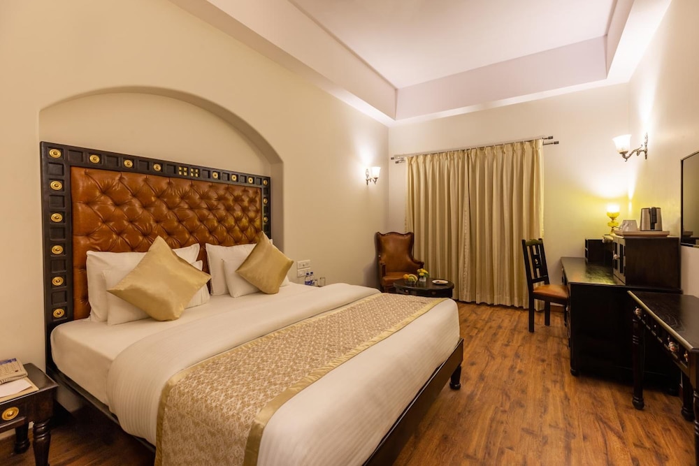 Sairafort Sarovar Portico 8/33