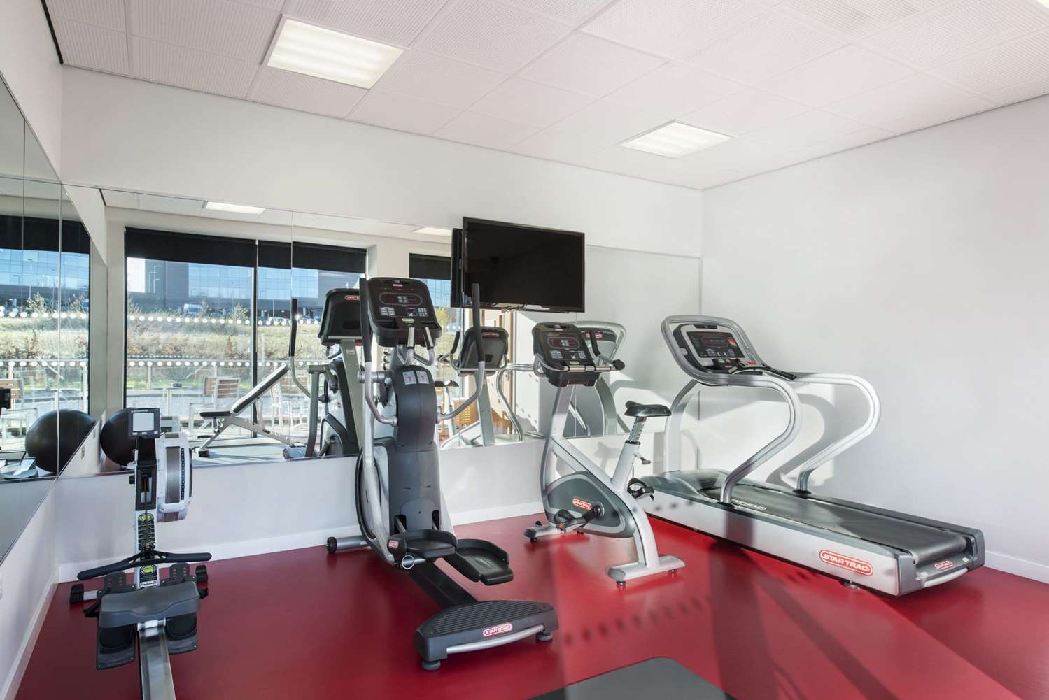 Ramada Encore by Wyndham Newcastle-Gateshead 8/27