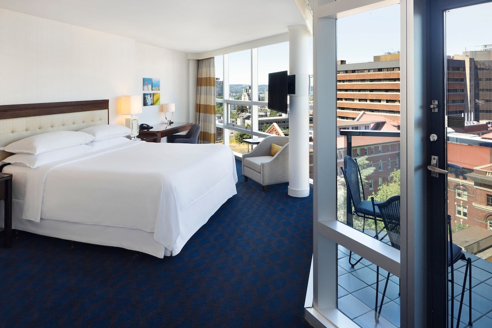 ROOM, KING BED, BALCONY
