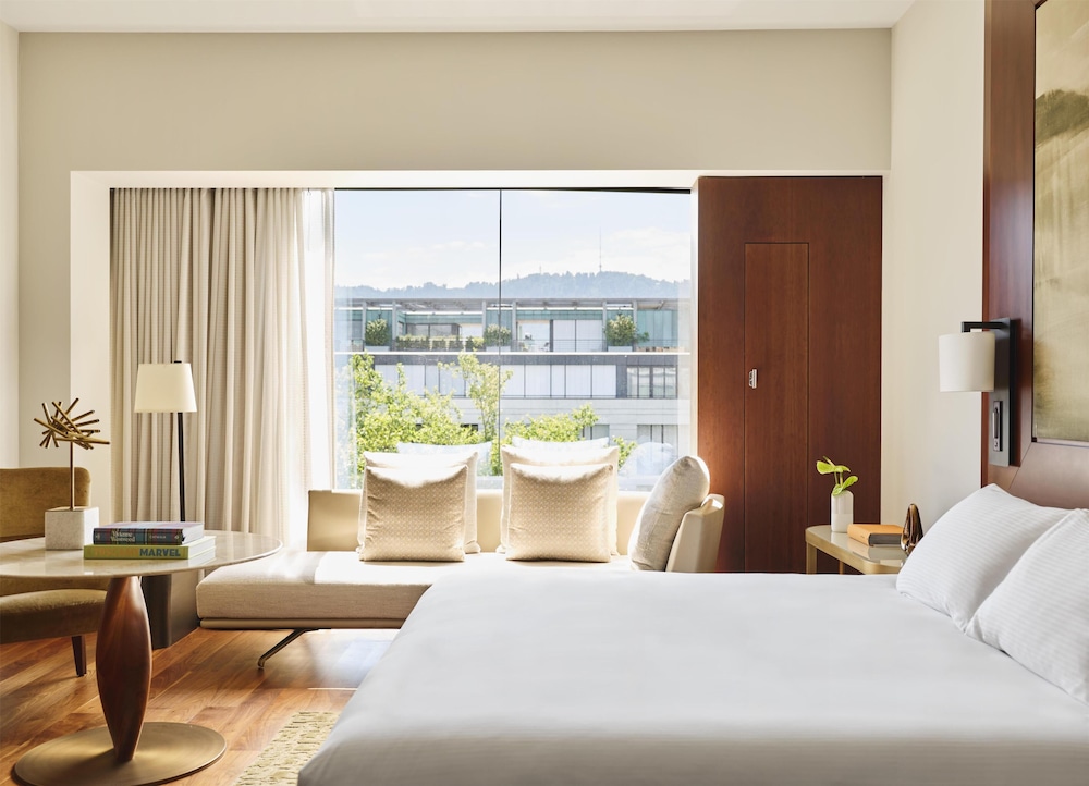 ROOM, KING BED, HIGH FLOOR