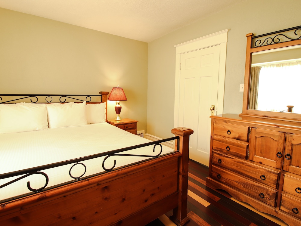 1 Bedroom, Suite, King Bed, James Bay Inn Hotel Suites Cottage 3/5