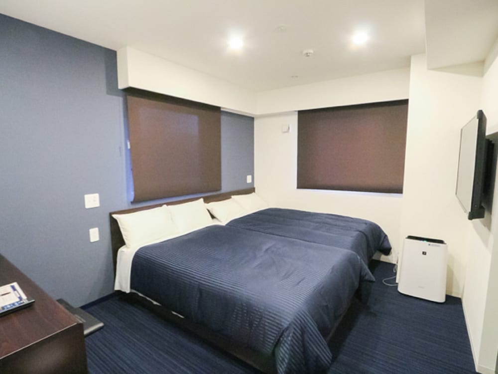 ROOM, TWIN BEDS