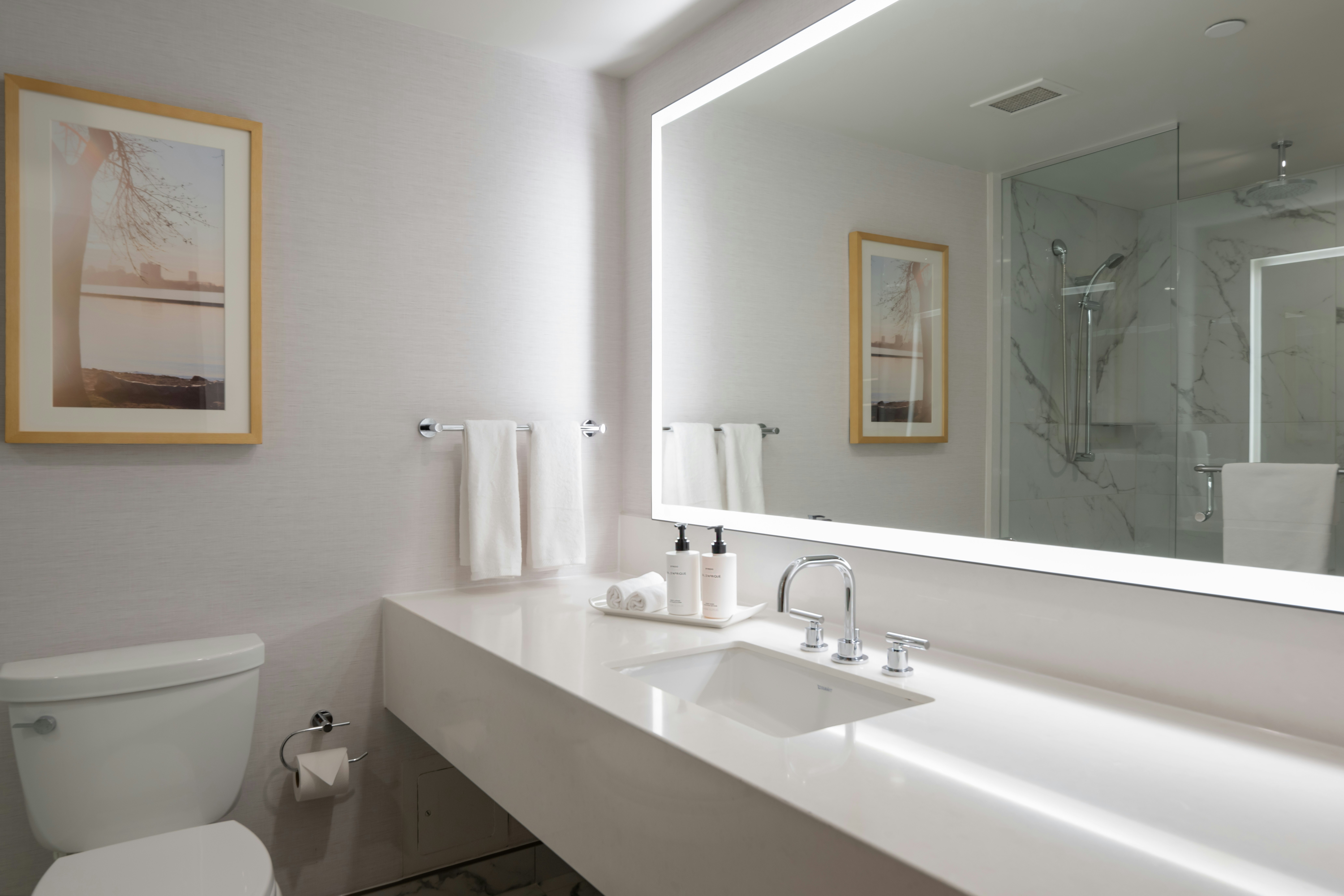 غرفة بسرير كينج، INTERCONTINENTAL TORONTO CENTRE 2/2