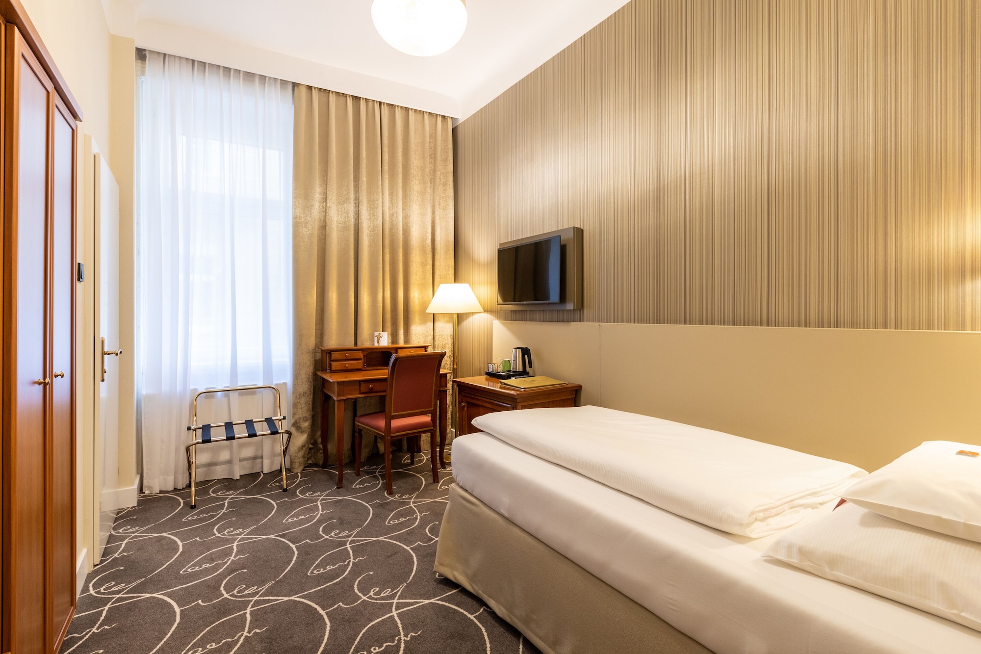 ROOM, SINGLE