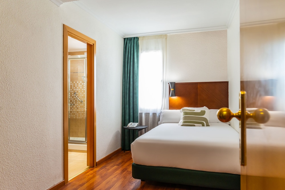 ROOM, SINGLE