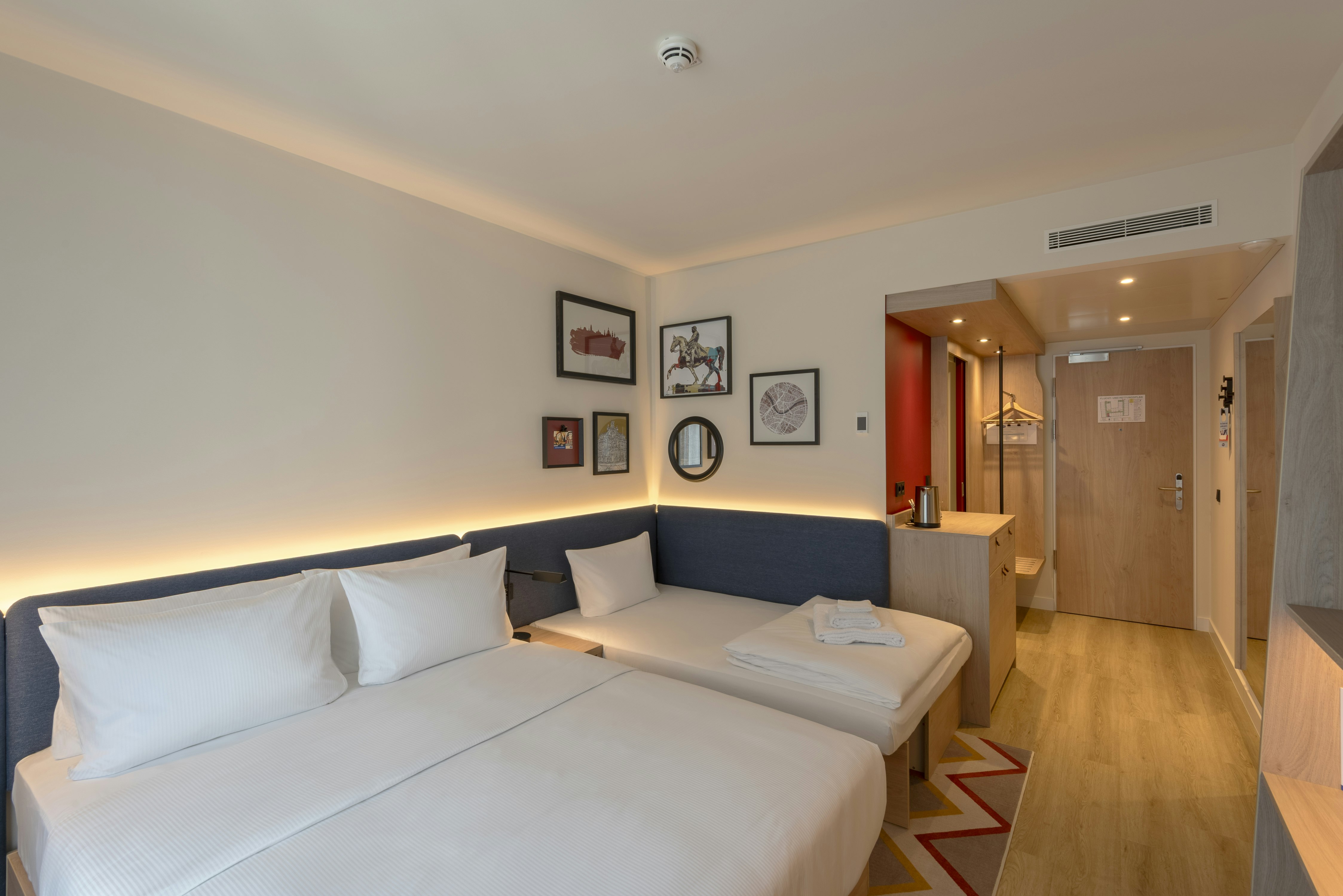 ROOM, QUEEN BED, SOFA