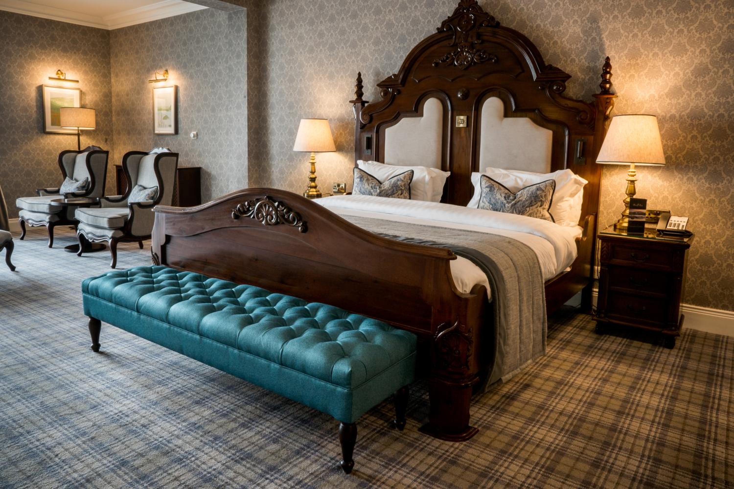 غرفة بسرير كينج بإطلالة على البحيرة