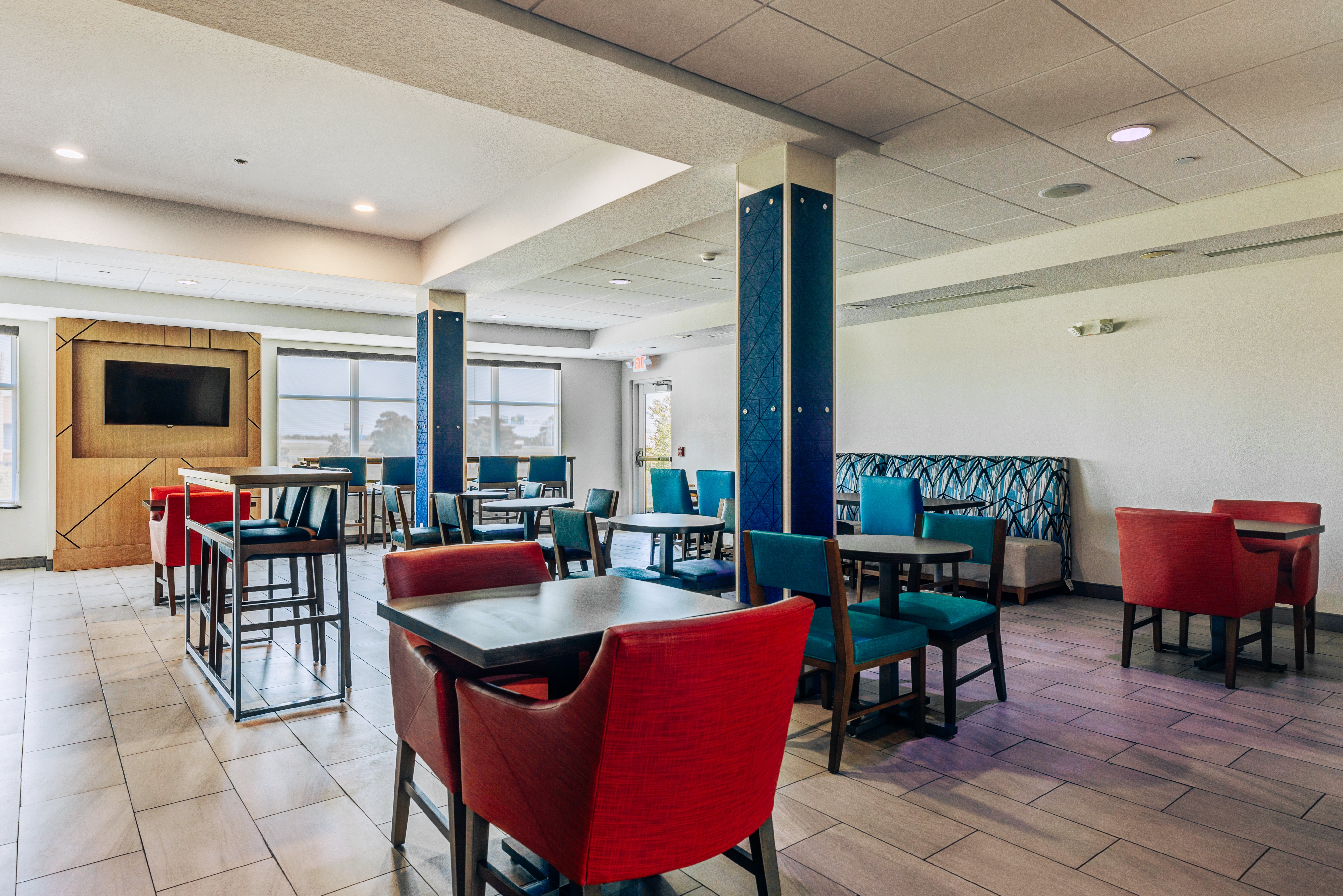 Holiday Inn Express Hotel and Suites Salina 41/62