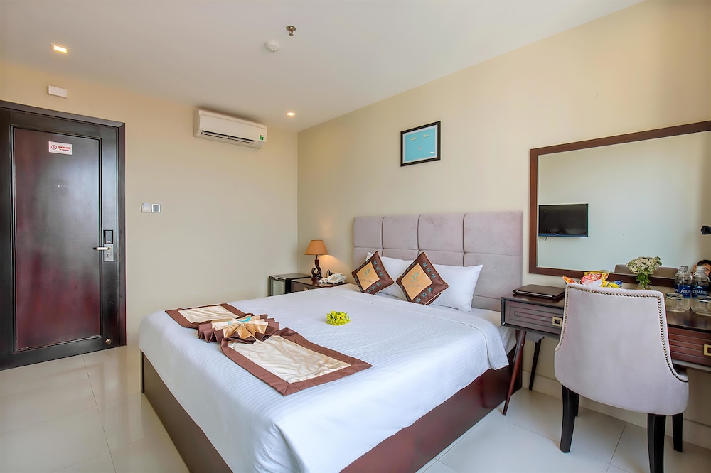 SUPERIOR, QUEEN BED, CITY VIEW