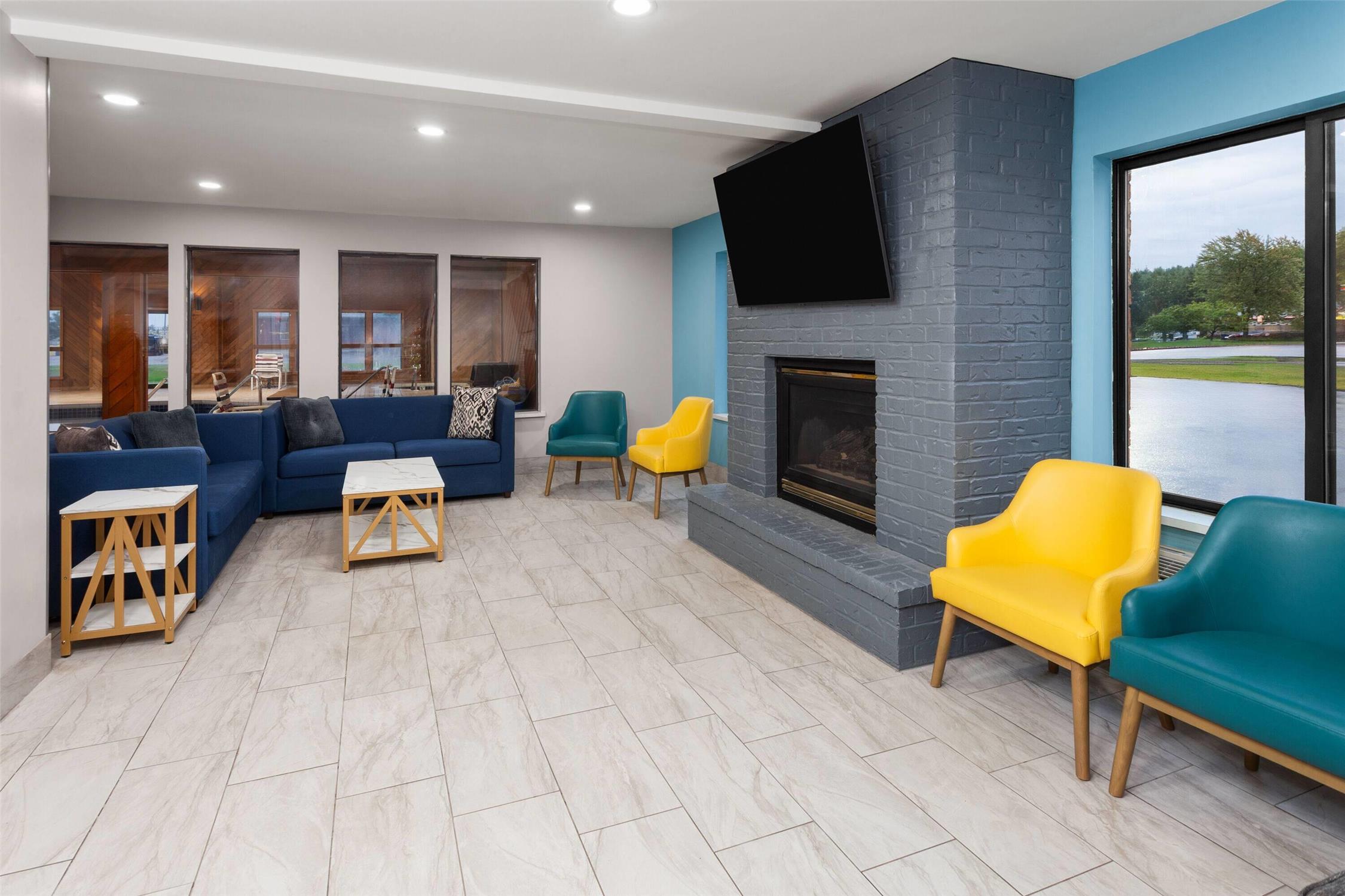 Days Inn By Wyndham Eagle River 14/23