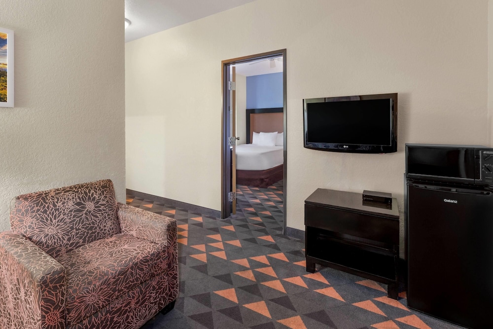 Days Inn by Wyndham Mackinaw City/Bridgeview Area 53/61
