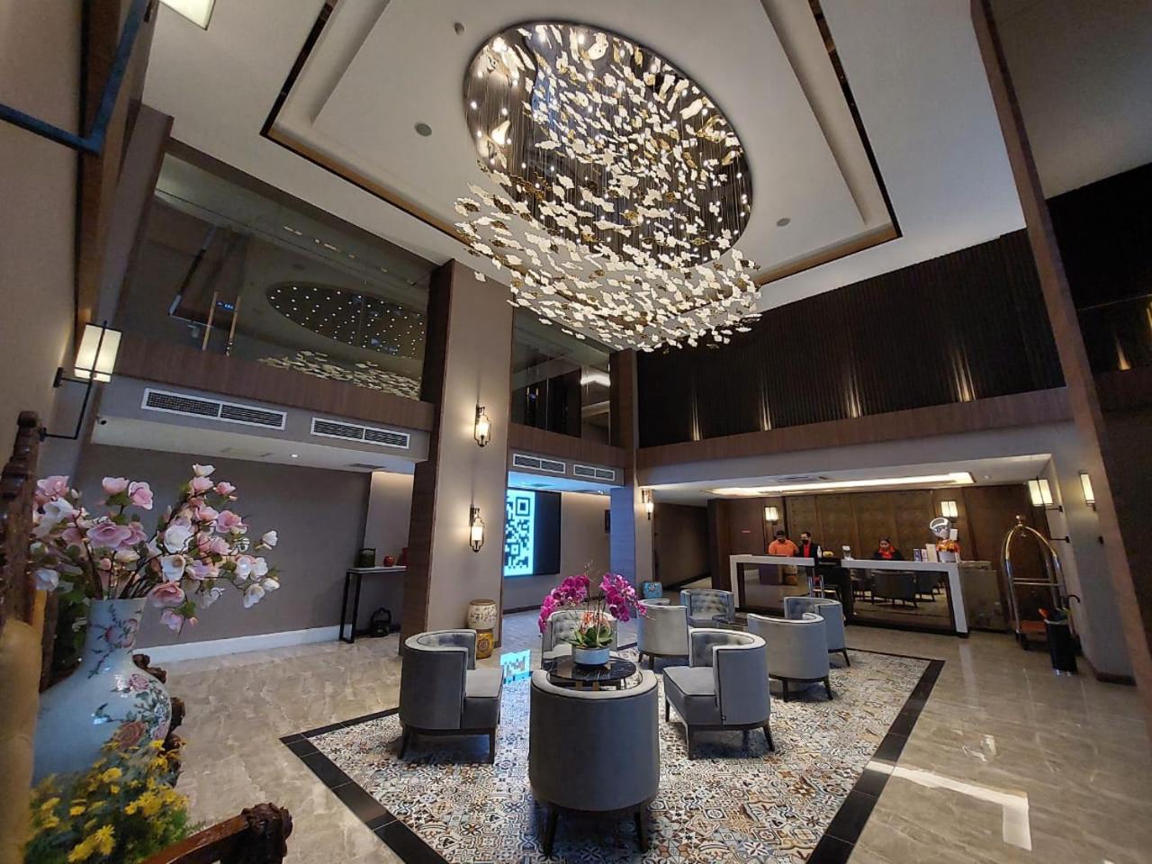 CHRISTEE SUITES 23/37