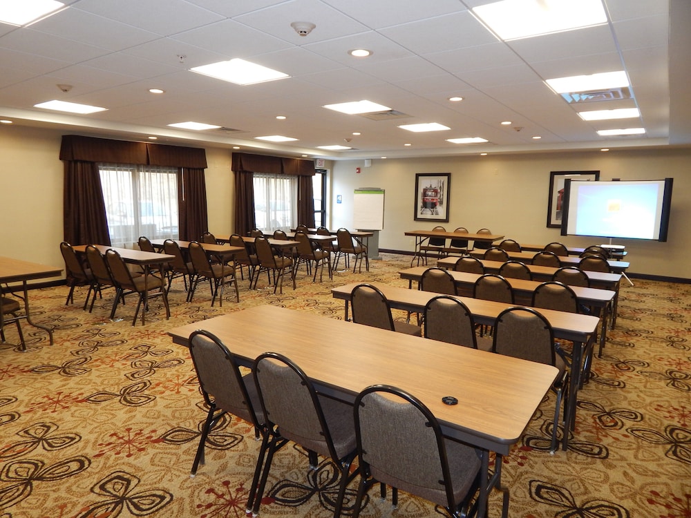 Holiday Inn Express Suites Washington Meadow Lands 61/70