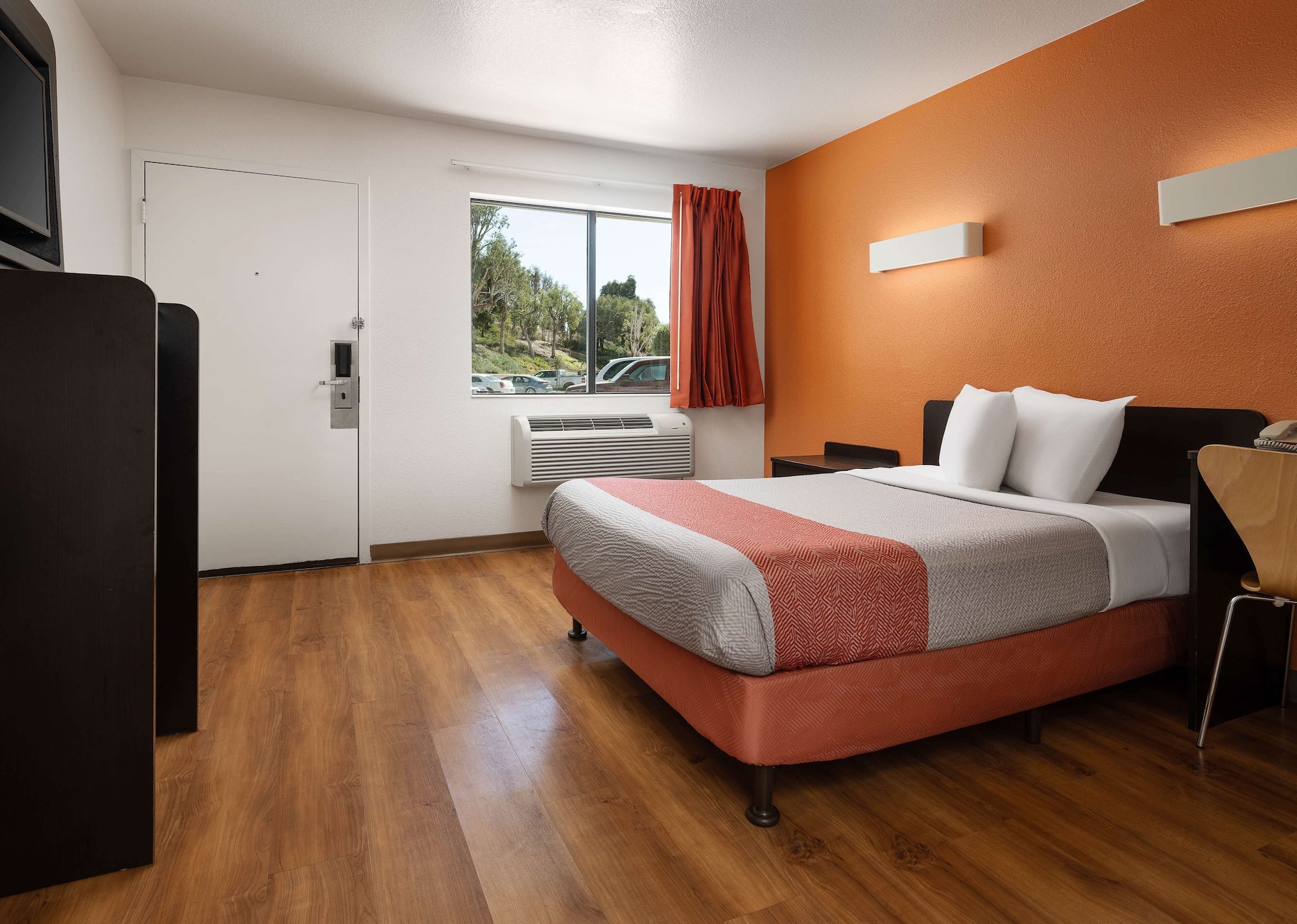 1 Full Bed ADA/RI Shower/Premium/Mini Fridge