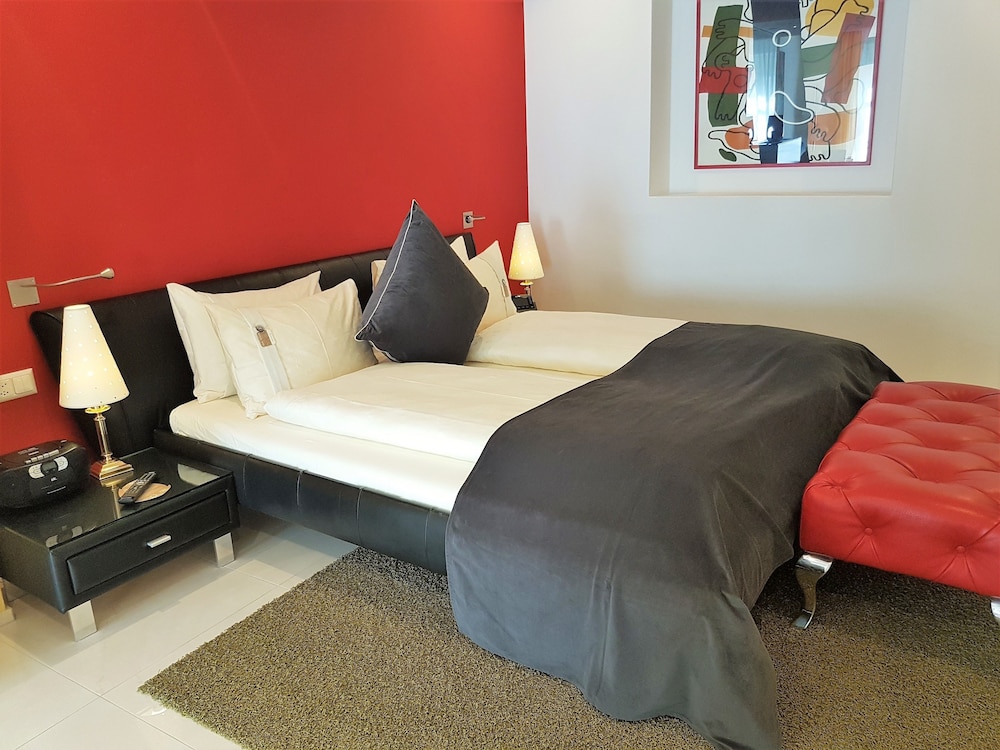 Gaia Hotel 11/75