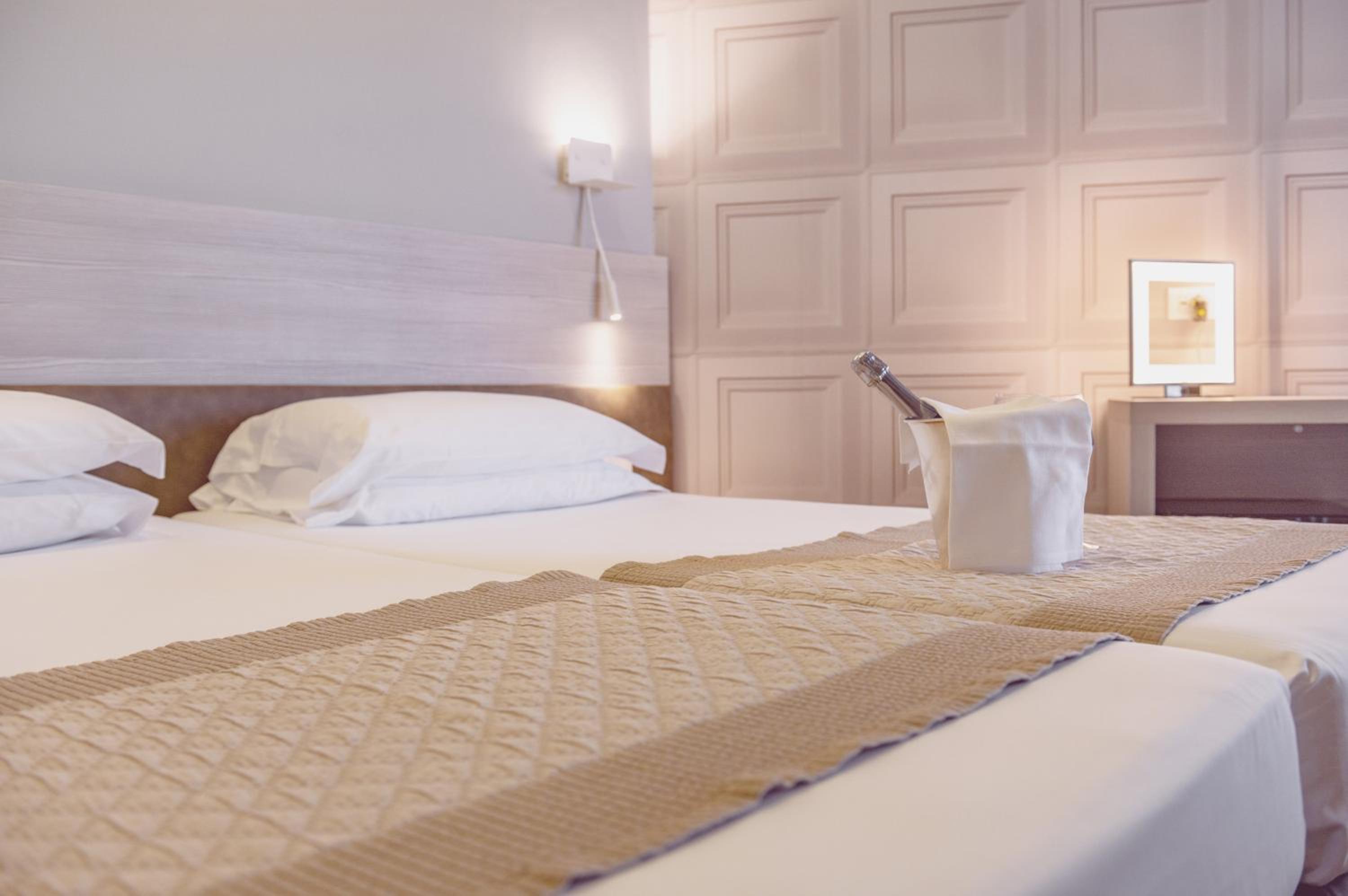 Deluxe, Double Bed, Lateral Side Sea View