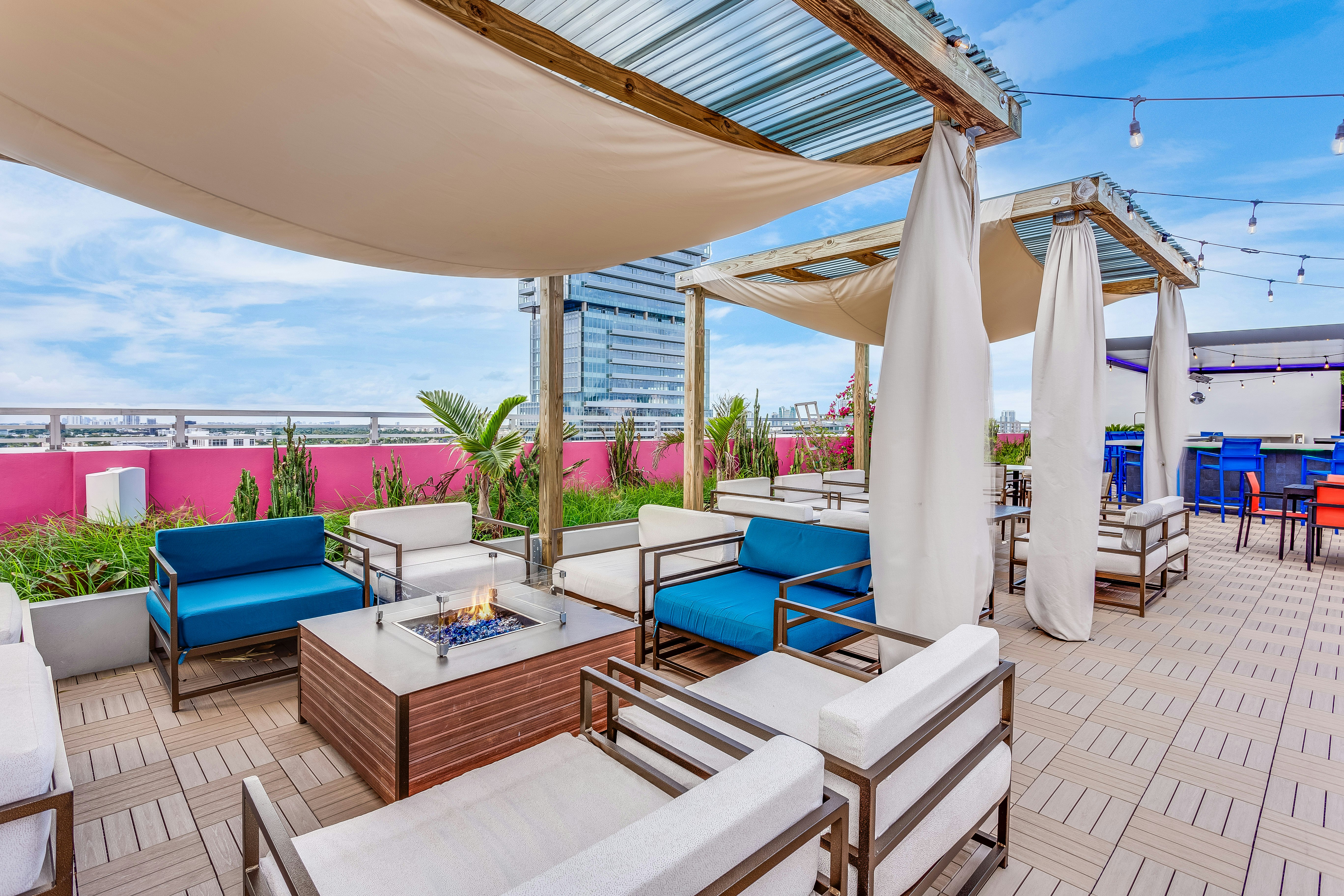 Serena Hotel Aventura Tapestry Collection by Hilton 40/60