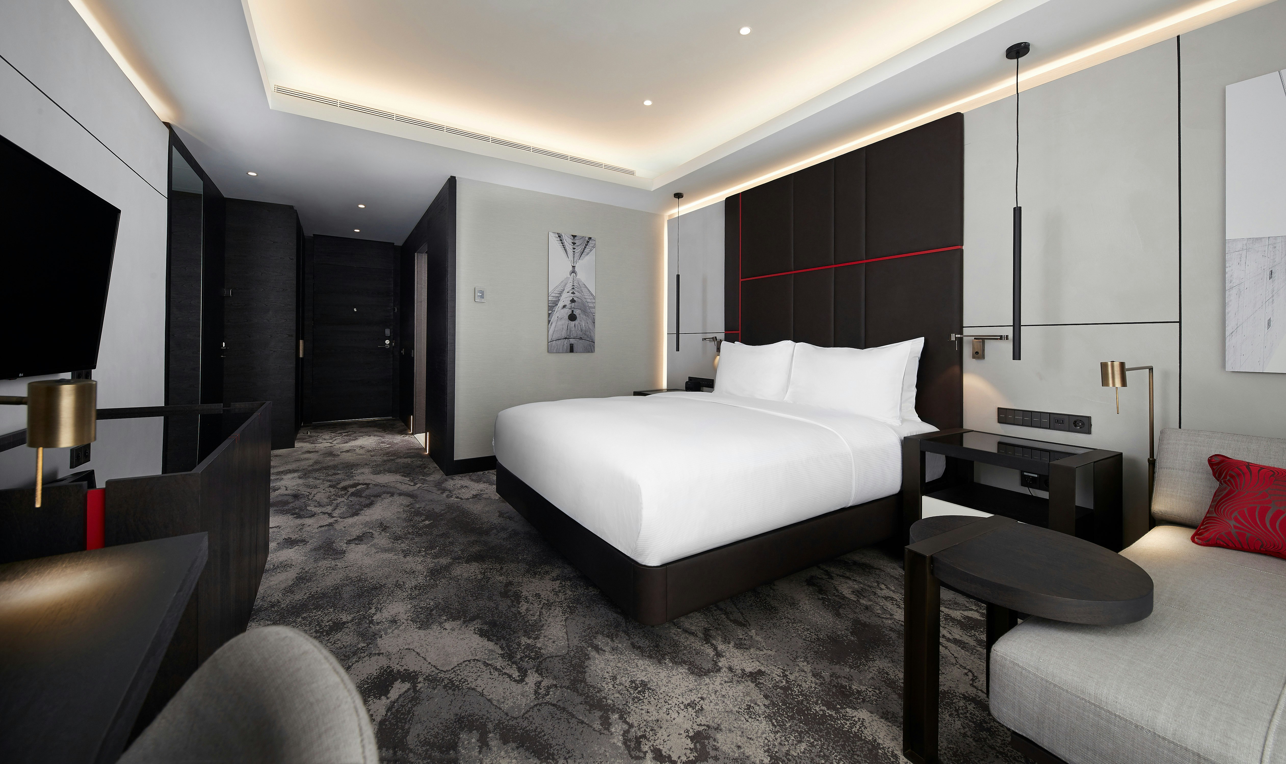 DELUXE, KING BED