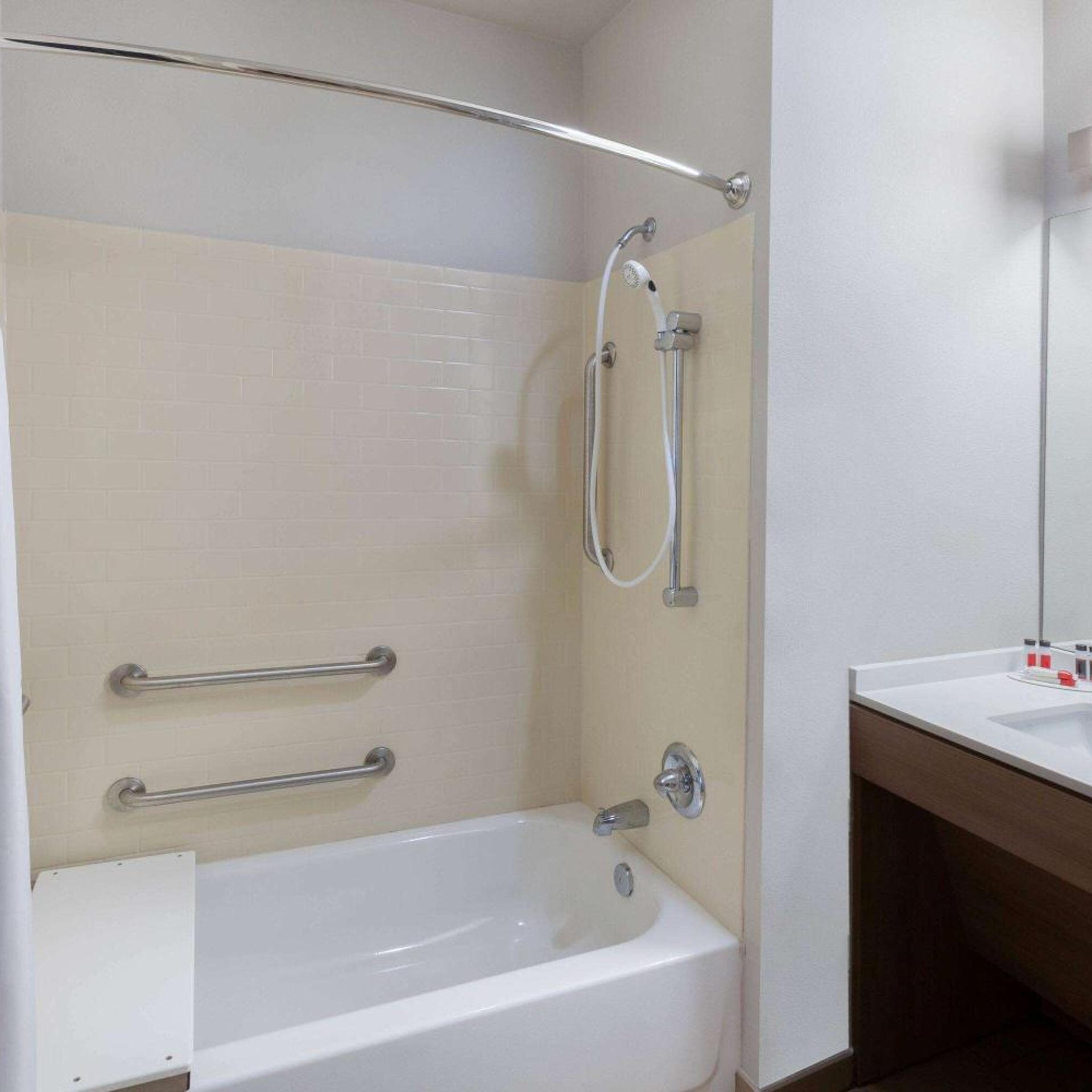 غرفة بسرير كوين بحوض استحمام لذوي الإعاقة، Microtel Inn And Suites By Wyndham College Station 2/5