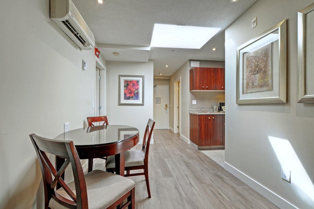 Red Lion Inn & Suites 60/69