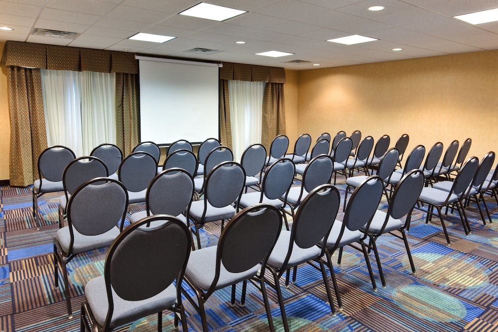 Holiday Inn Express Hotel Suites Albuquerque Airport 42/44
