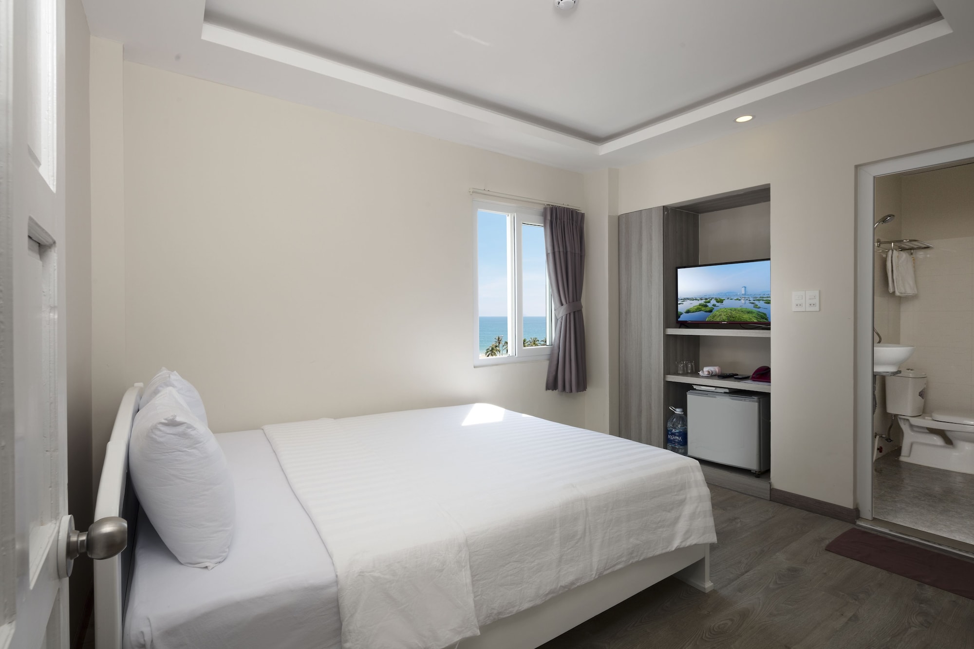 DELUXE, QUEEN BED, OCEAN VIEW