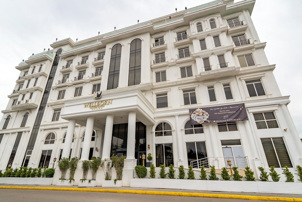 Wellborn Luxury Hotel in BASISKELE