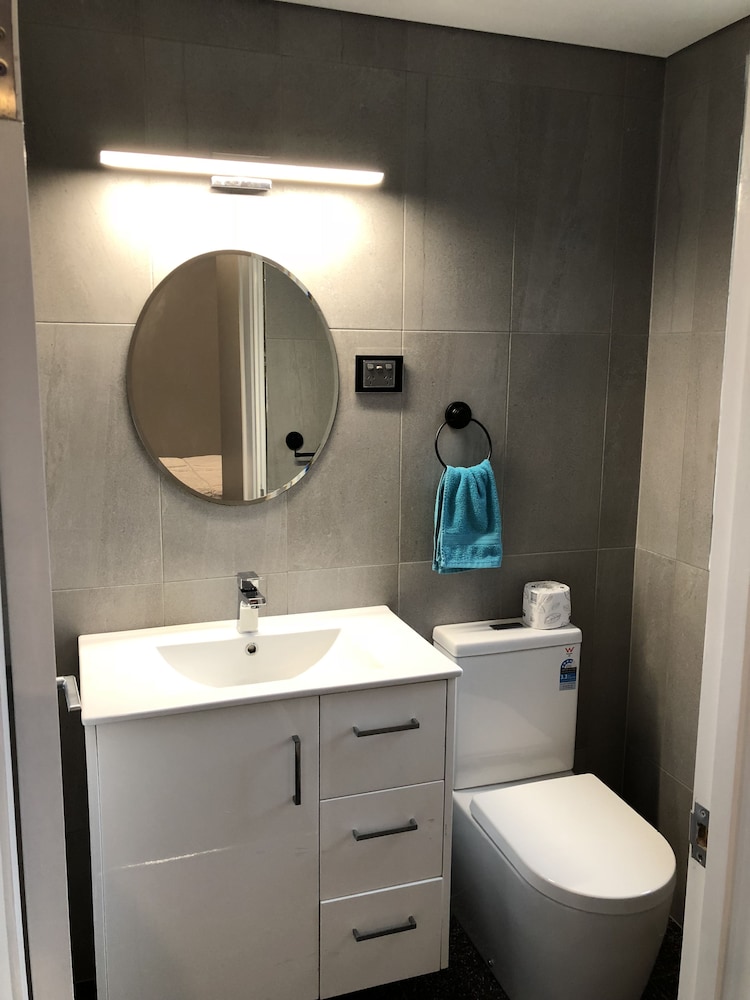 Amelia Budget Hotel 12/34