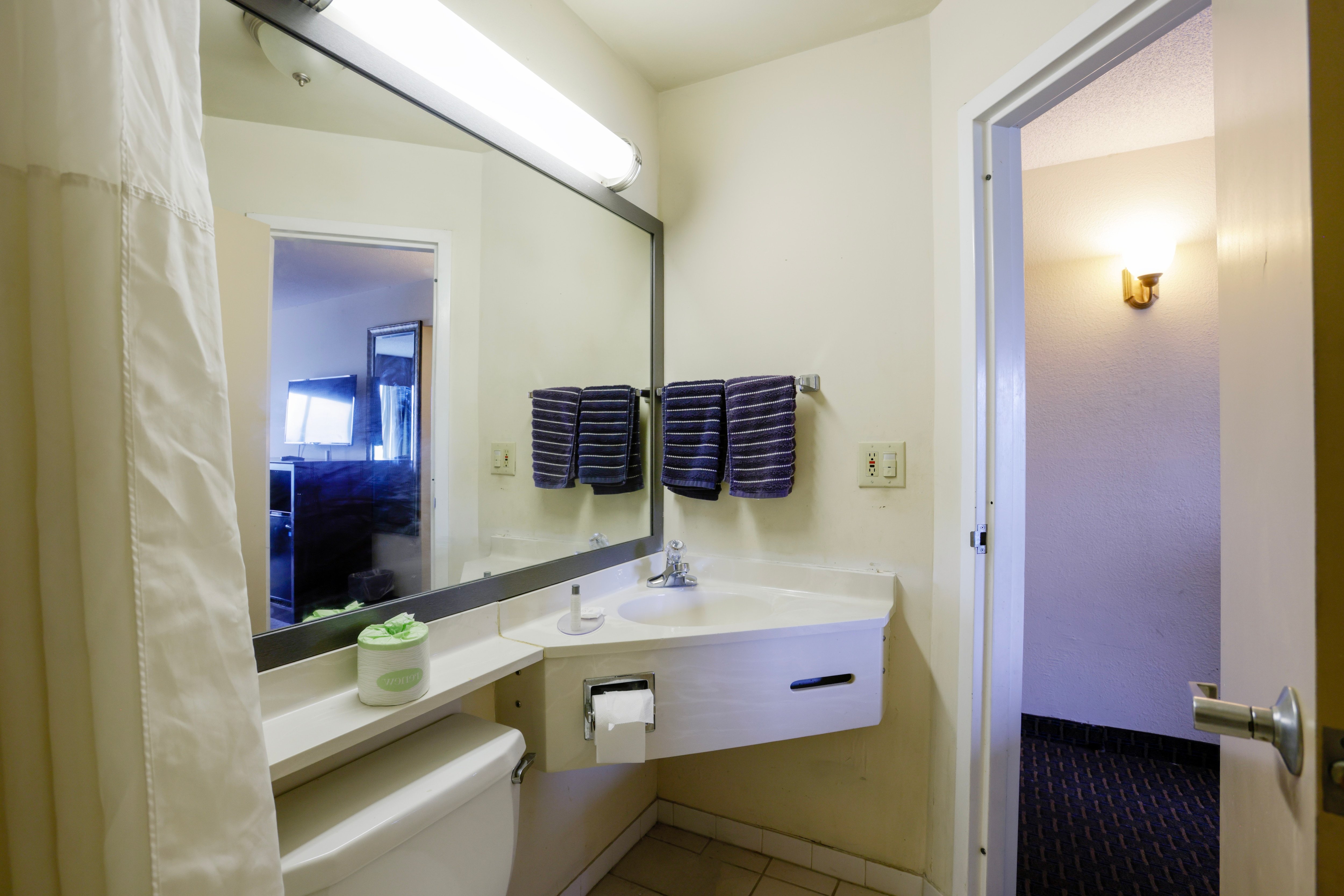 Copley Inn & Suites By OYO Akron OH 73/74