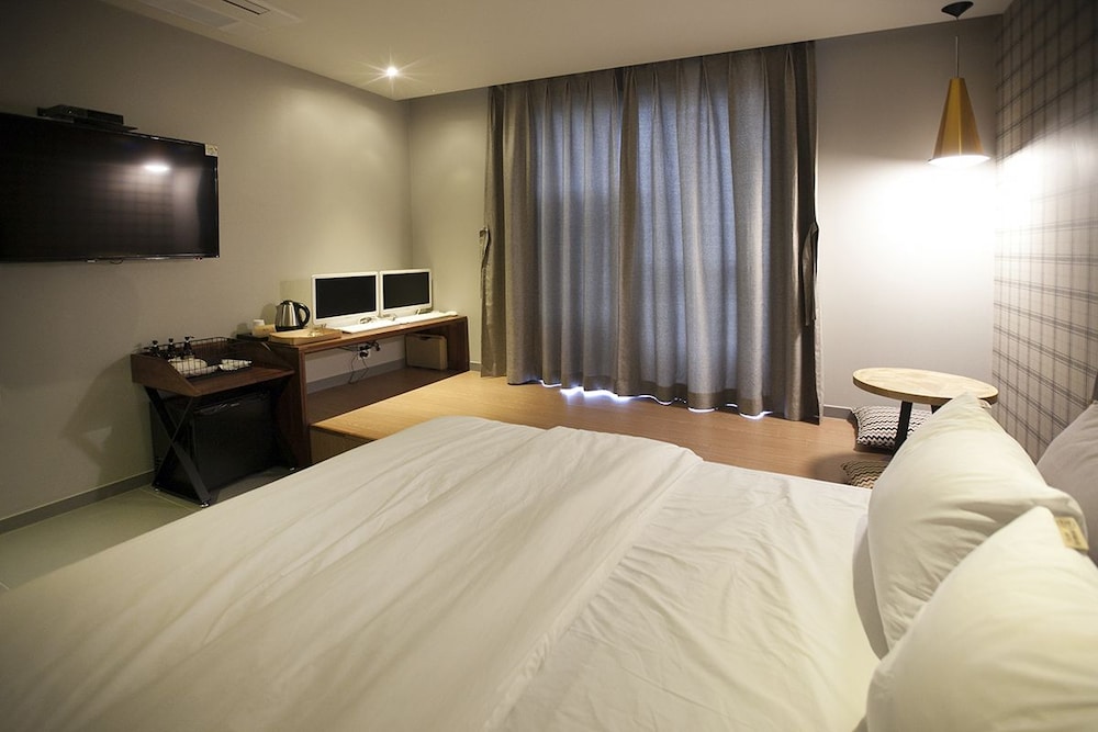 Brown Dot Hotel 11/39