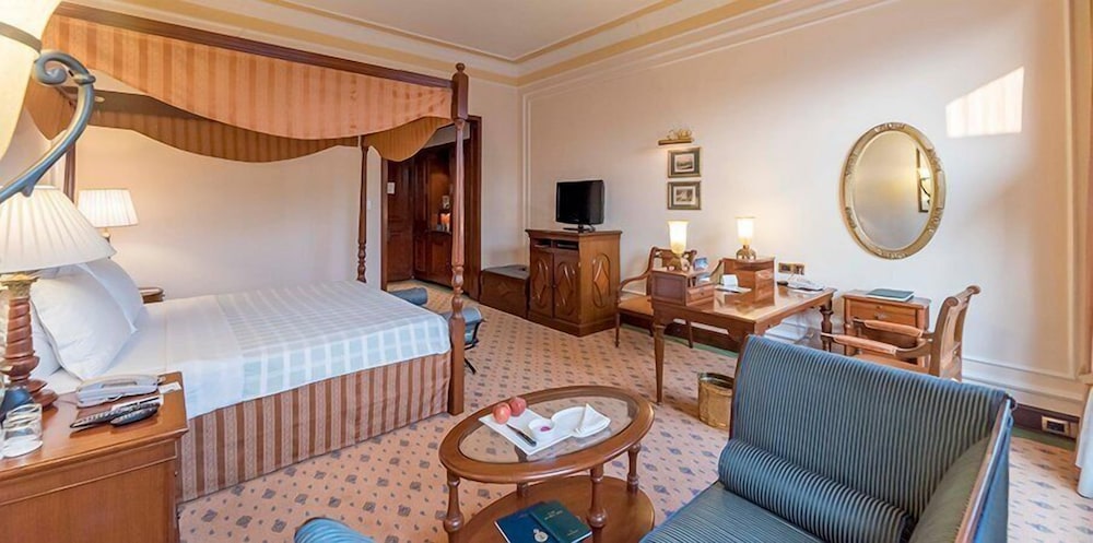 THE OBEROI GRAND 41/81